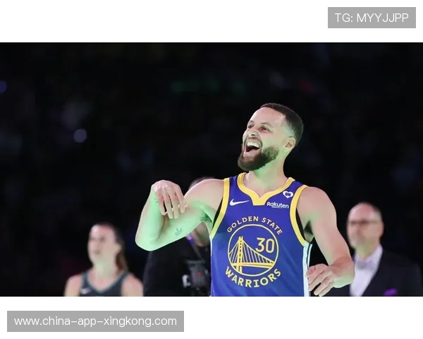 勇士反击截断，库里助攻队友上篮建功